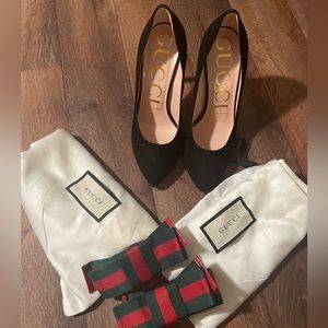 Gorgeous Gucci black pumps with removable bows